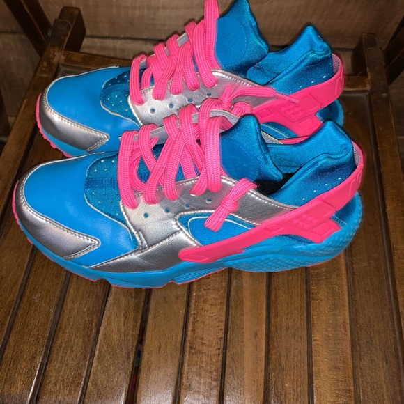 Custom Women’s Nike iD Huaraches - Picture 4 of 6